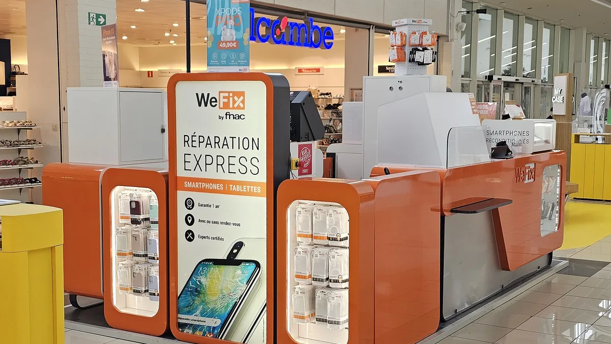 Stand de réparation d'écrans WeFix au Shopping Cora de La Louvière (Belgique)