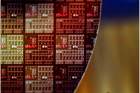 A wafer is a thin slice of semiconductor material , such as a silicon crystal , used in the fabrication of integrated circuits and other microdevices. en.wikipedia.org/wiki/Wafer_(electronics). Dmension of a square: 0,5c