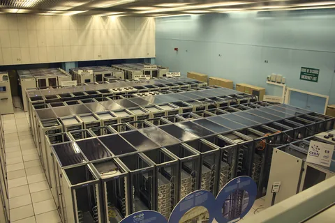 The CERN datacenter with World Wide Web and Mail servers. The rear of the equipment racks are exposed to the room, indicating cold aisle containment is being practiced